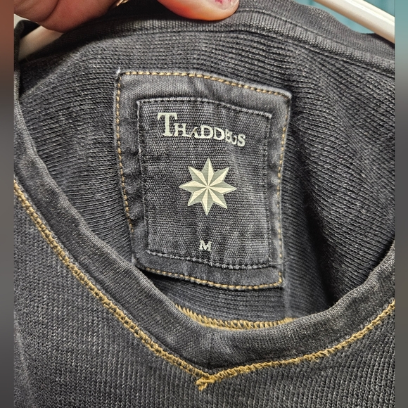 PRELOVED MENS MEDIUM VNECK WITH ELBOW PATCHES FROM BRAND THADDEUS - Picture 2 of 6